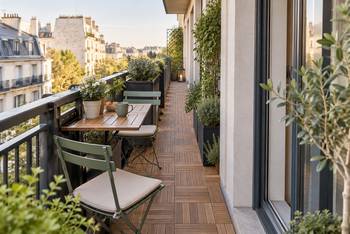 Comment aménager un balcon étroit et en longueur ?