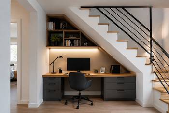 Comment aménager un bureau sous un escalier ?