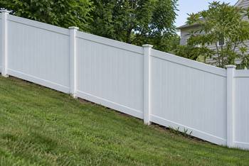 Comment poser une clôture verticale en PVC sur un terrain en pente ?