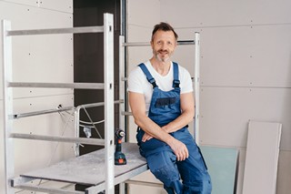 Un échafaudage est utile pour de nombreux travaux aussi bien à l'intérieur qu'à l'extérieur, comment faire le bon choix ?