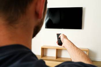 Comment fixer sa TV au mur tout en dissimulant les fils ?