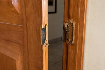 Comment réparer un gond de porte arraché ?