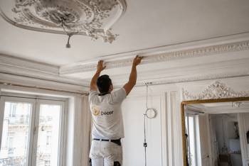 Quel budget prévoir pour la pose de moulures au plafond ?