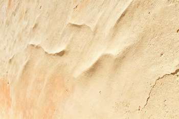 Découvrez quelles sont les meilleures solutions pour appliquer une peinture sur un enduit à la chaux.