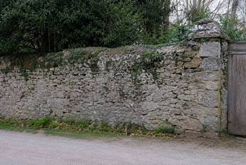 Mur en pire qui penche : que faire ?