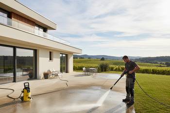 Tâches noires ou vertes, lichen, découvrez nos conseils pour nettoyer efficacement et durablement votre terrasse en béton.