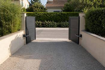 Peut-on installer un portail qui s'ouvre sur la rue ?