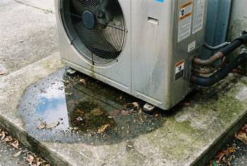 Flaques d'eau sous votre pompe à chaleur : que faire ?
