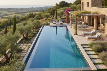 Il est tout à fait possible de mettre une piscine sur un terrain en pente. Plusieurs solutions créatives existent.