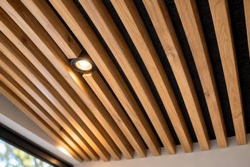 Plafond bois : types, hauteur perdue et prix au m²