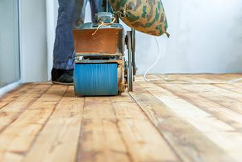 Votre parquet gondole et se déforme ? L'humidité est souvent responsable, découvrez comment régler ce problème durablement.