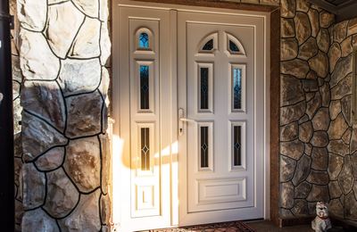 Prix d'achat et de pose d'une porte d'entrée en PVC