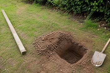 Poteau en bois dans la terre : comment le faire durer ?