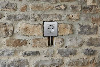 Il existe plusieurs solutions pour installer une prise électrique dans un mur en pierre en fonction de vos attentes esthétiques. 