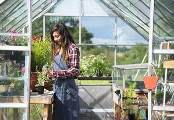 Retrouvez les coûts pour l'achat et l'installation professionnelle d'une serre de jardin