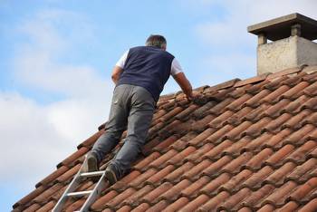 Monter sur une toiture en tuile sans risques