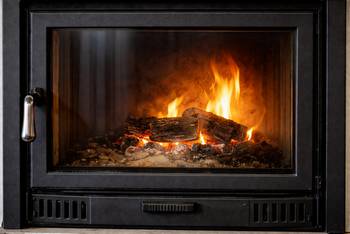 Nettoyer la vitre de votre insert ou poêle à bois