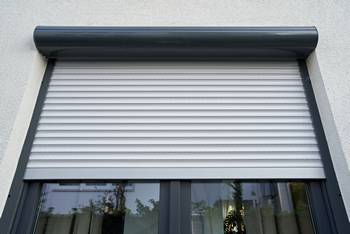 Un volet roulant électrique se coince en pleine descente ou montée, comment le débloquer ?