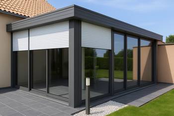 En plus de sécuriser l'accès à votre maison, les volets roulants pour véranda offrent un confort thermique inégalable.