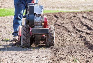 Afin de travailler la terre avant de procéder à des semis ou du repiquage, l'utilisation d'un motoculteur ou d'une motobineuse facilite le travail du jardinier, comment choisir ?