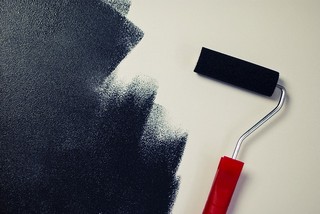 La peinture est un élément de décoration essentiel pour votre maison, ce guide vous aide à faire le bon choix en fonction de votre budget et de la pièce concernée.