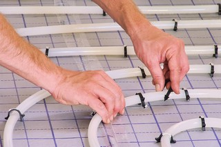 Un plancher chauffant à eau chaude couplé à un système de production d'énergie renouvelable vous offre un chauffage confortable, économique et écologique.