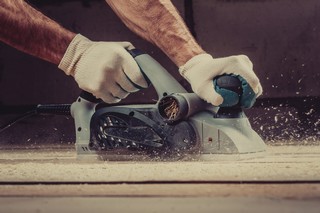 Le rabot électrique est un outil puissant nécessaire pour travailler le bois, en rabotant sa surface. Comment le choisir ?