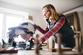 Comment choisir une scie ? Manuelle ou électrique ?