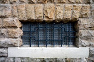 Le sous-sol est un espace de stockage supplémentaire utile, toutefois mal ventilé, il peut nuire à votre santé et endommager votre maison, découvrez les solutions pour avoir un sous-sol sain.